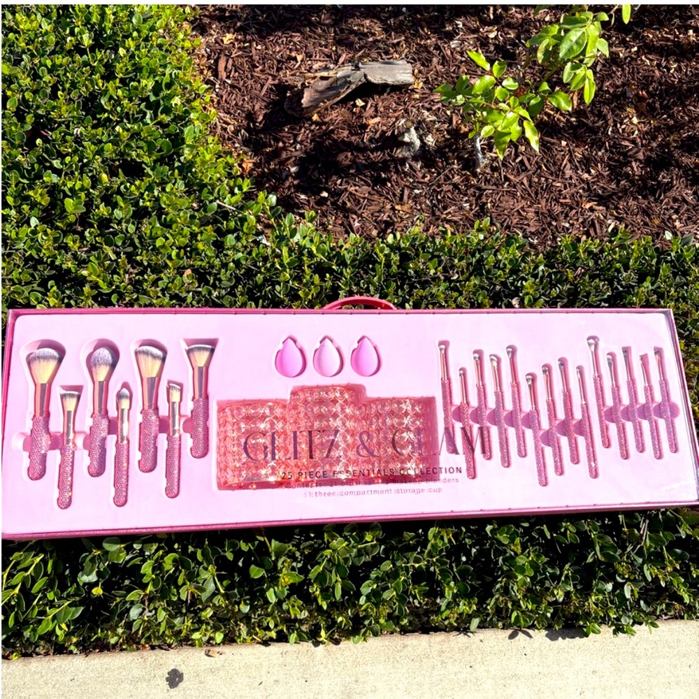 VIRAL Glitz and Glam Brush set in Pink Rhinestone
